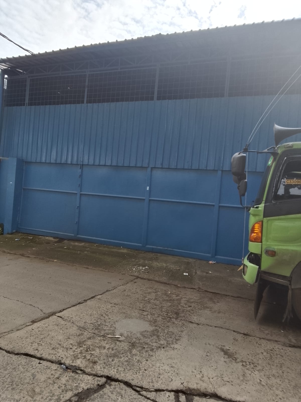 Gudang Yang Beralamat Dikamal Raya Diduga Lakukan Sulingan Oli Palsu