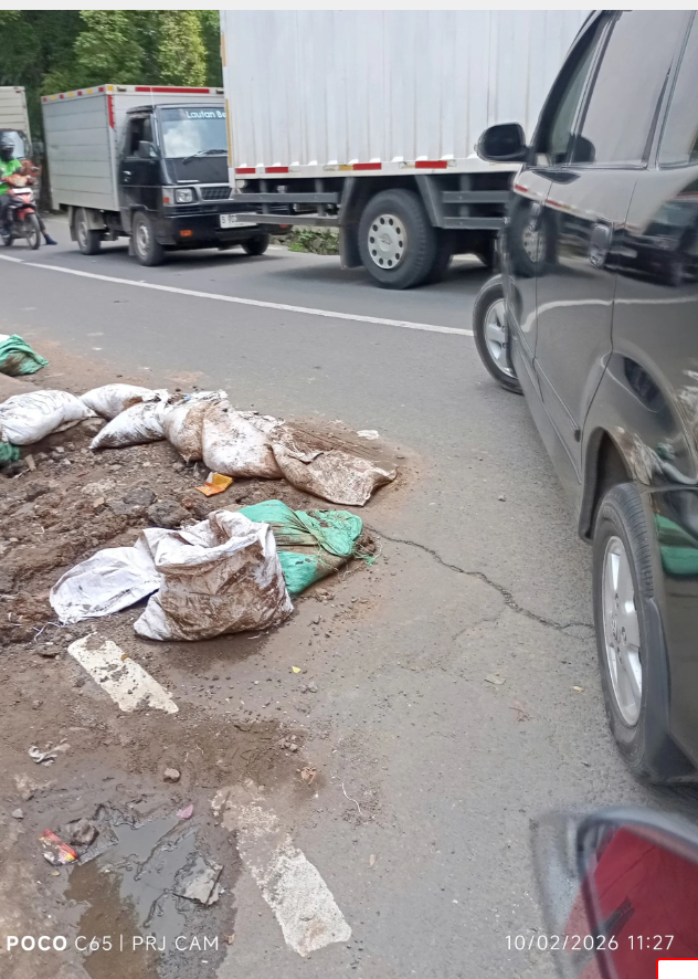 Pengerjaan Proyek Kabel Bawah Tanah Kamal Raya Sebabkan Lalu Lintas Tersendat