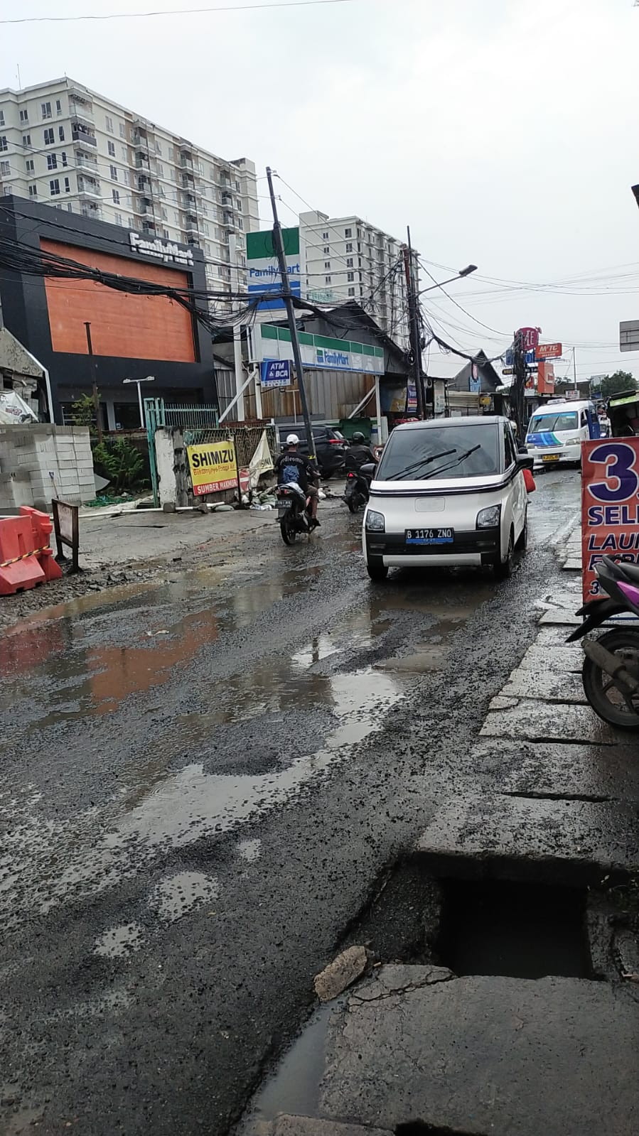 GALIAN PIPA YANG BERLOKASI JALAN SATU MARET MEMBUAT MACET TOTAL SEHINGGA PENGGUNA JALAN TERGANTUNG
