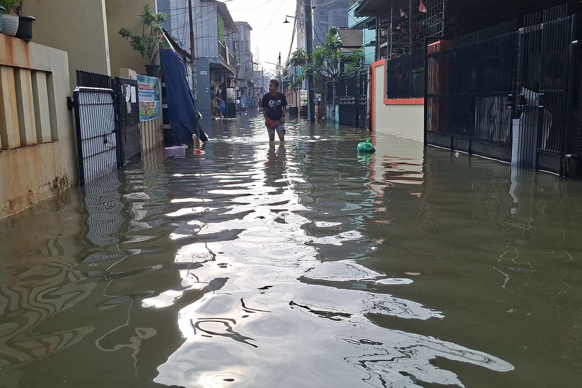 DIGUYUR HUJAN SEJAK SABTU, KAPUK MUARA DAN DURI KOSAMBI TERENDAM BANJIR, AKSES JALAN LUMPUH DIGUYUR HUJAN SEJAK SABTU, KAPUK MUARA DAN DURI KOSAMBI TERENDAM BANJIR, AKSES JALAN LUMPUH