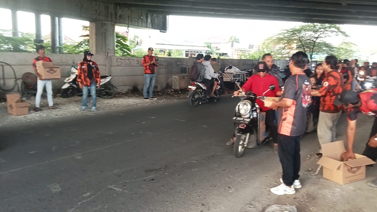 Ketua Mudik, Kader Bergerak! Pemuda Pancasila PAC Tarumajaya Tetap Berbagi Takjil Untuk Warga Ketua Mudik, Kader Bergerak! Pemuda Pancasila PAC Tarumajaya Tetap Berbagi Takjil Untuk Warga