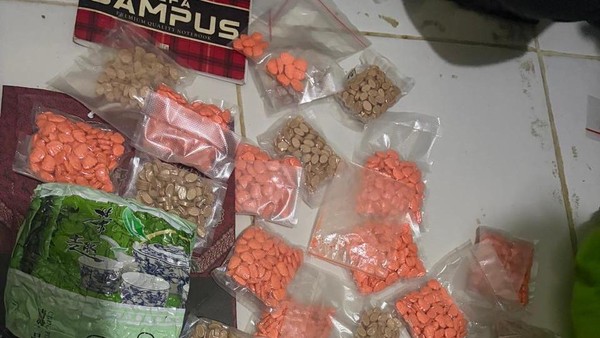 POLISI BONGKAR NARKOBA DI JAKPUS, 1 KG SABU DAN SERIBUAN EKSTASI DISITA
