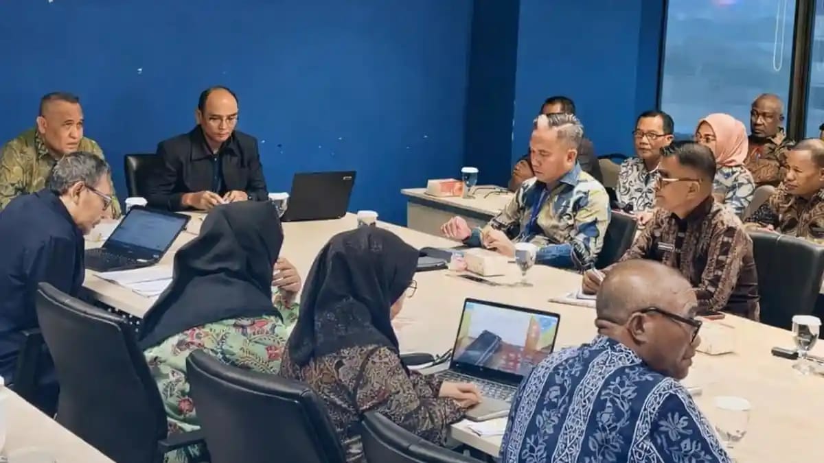 PERKUAT TATA KELOLA BERSIH, BUPATI BURU SIAP EKSEKUSI HASIL RAKOR KPK