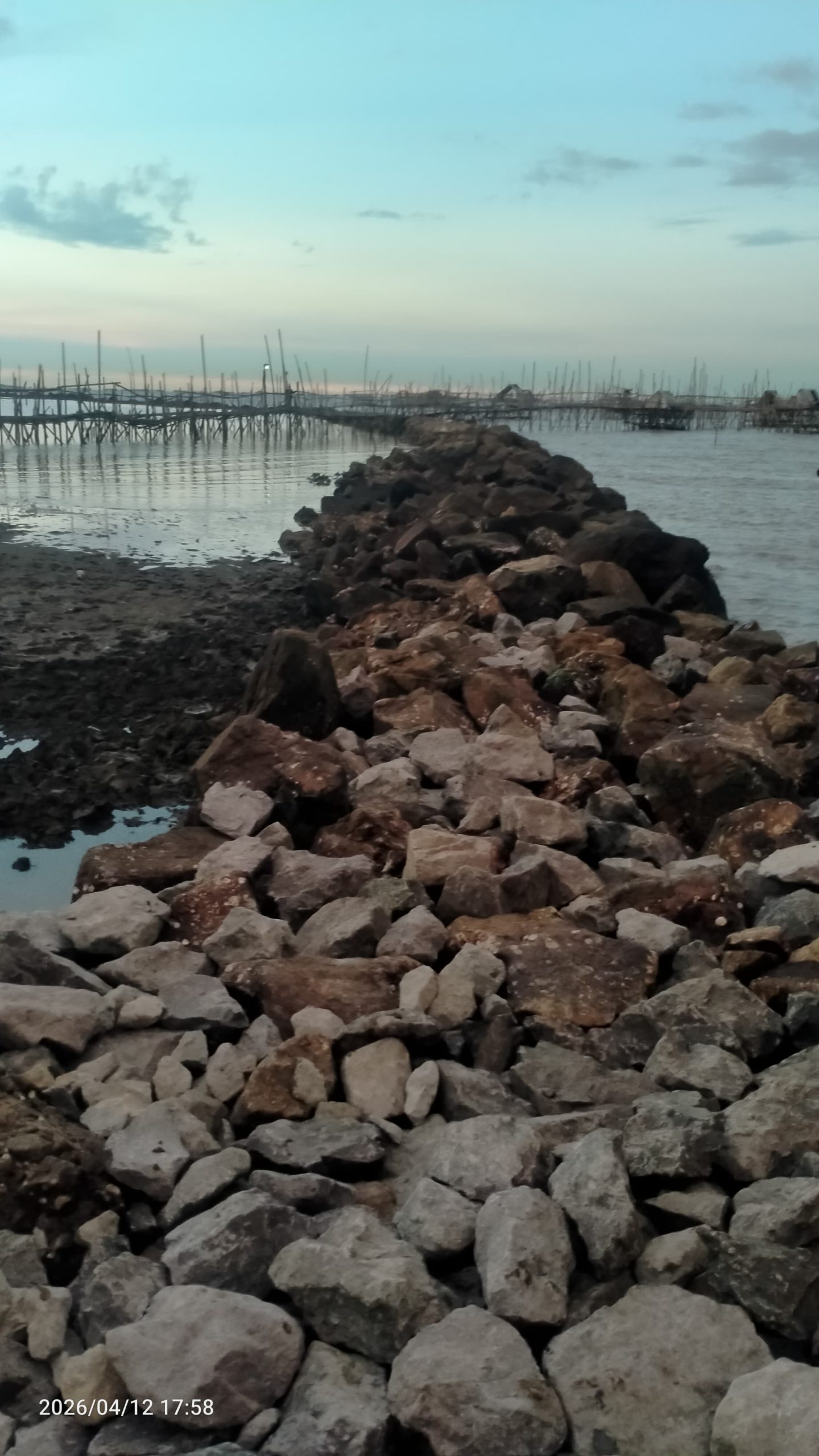 Diduga Proyek Siluman, Pemeliharaan Pengerjaan Penahan Abrasi Di Pantai Tanjung Kait Tanpa Papan KIP