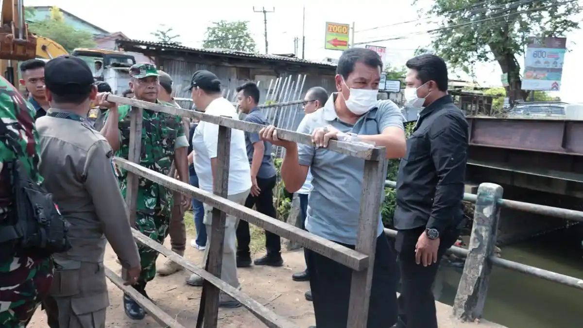 PENERTIBAN 62 BANGUNAN LIAR DI SEPADAN SUNGAI CIRARAB UNTUK ANTISIPASI BANJIR