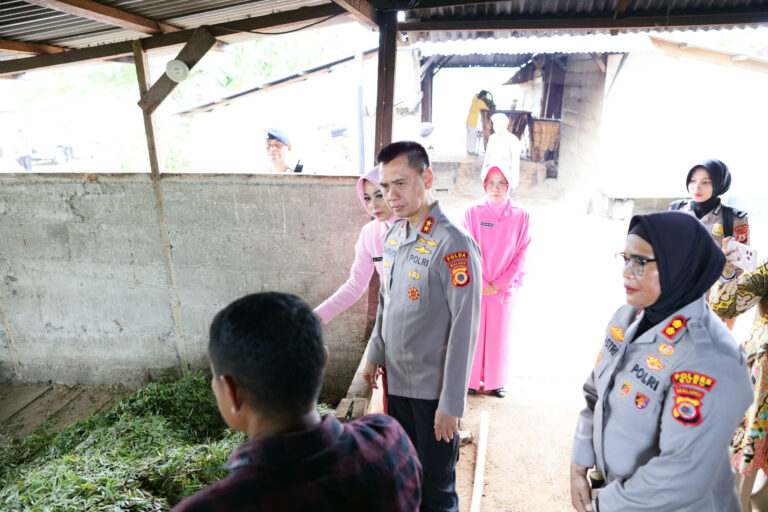 TINJAU TEMPAT PENYULINGAN MINYAK KAYU PUTIH DI NAMLEA, KAPOLDA DORONG PENGUATAN UMKM DAN PEREKONOMIA MASYARAKAT LOKAL