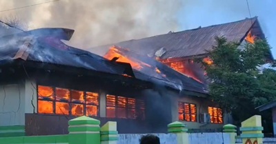 SI JAGO MERAH MELALAP BANGUNAN SD NEGERI 1 NAMLEA